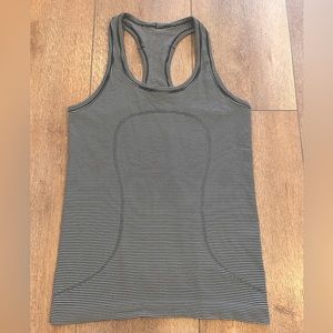 Lululemon swiftly tech tank  size 6